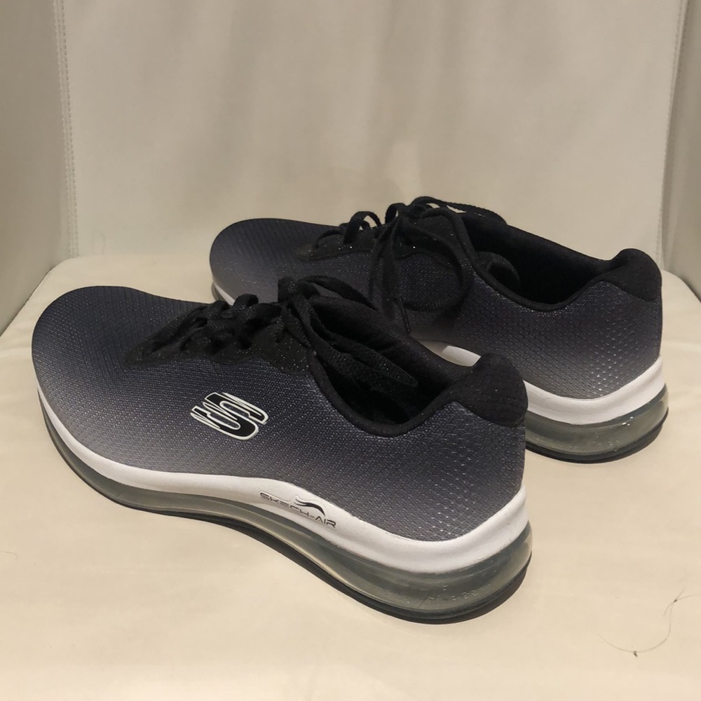 SKECHERS SKECH-AIR WIDE FEET SHOES. NWOT